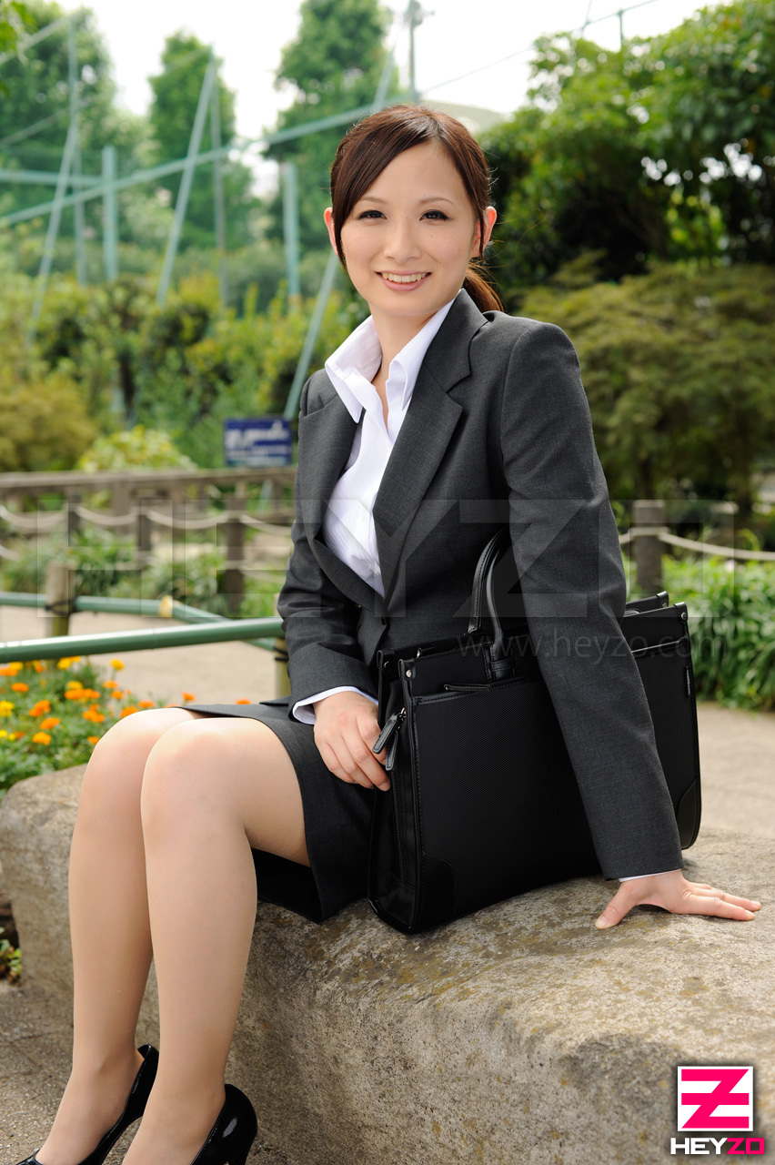 ミスコン1位の色白美巨乳娘を面接で3P生ハメ!