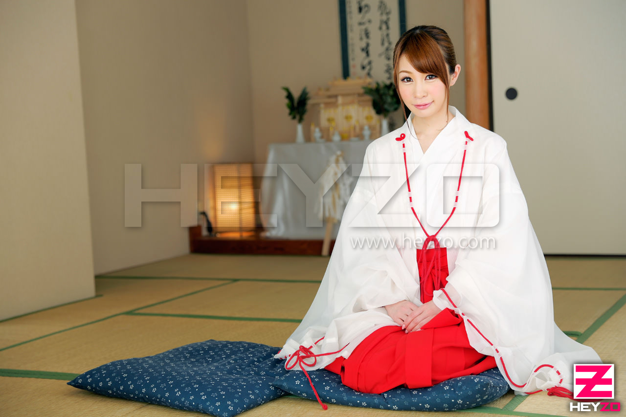 謹賀新年!巫女が腰をフリフリお仕えします